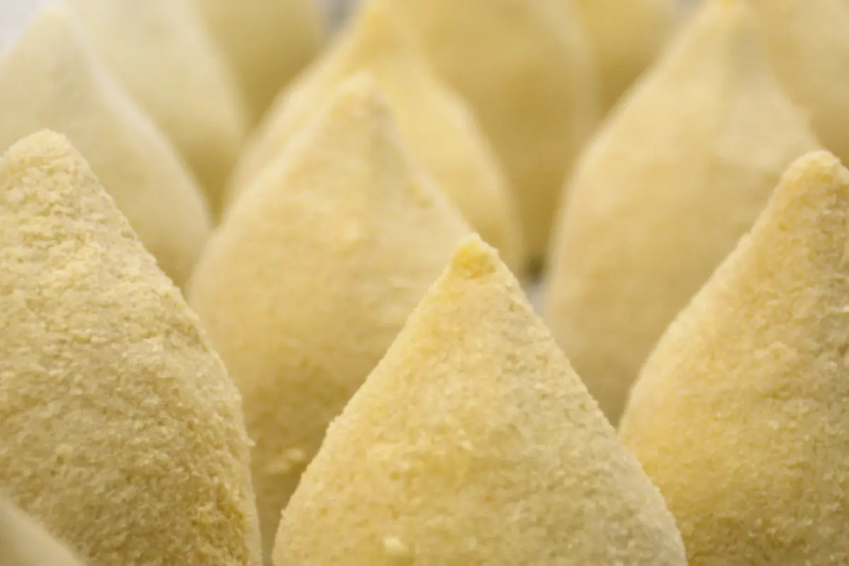 Coxinha empanada pronta para fritar.