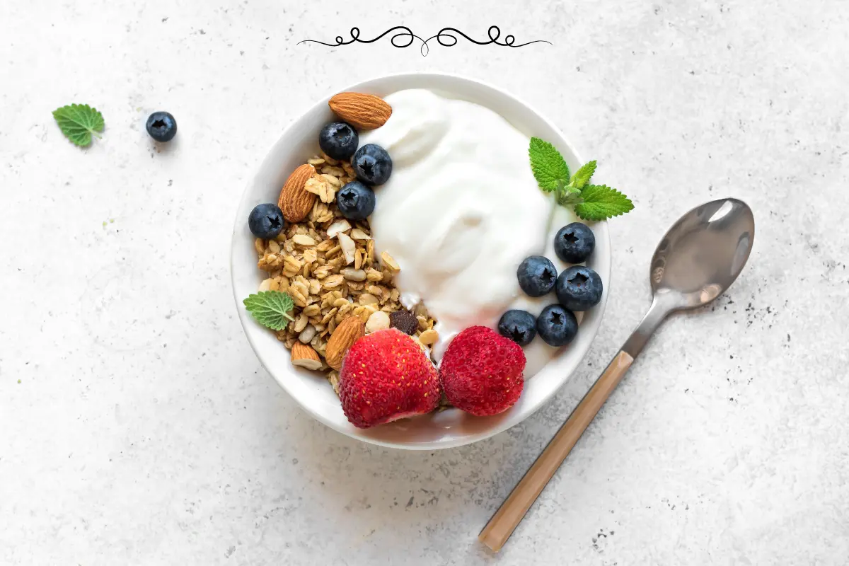 Iogurte com frutas e granola.