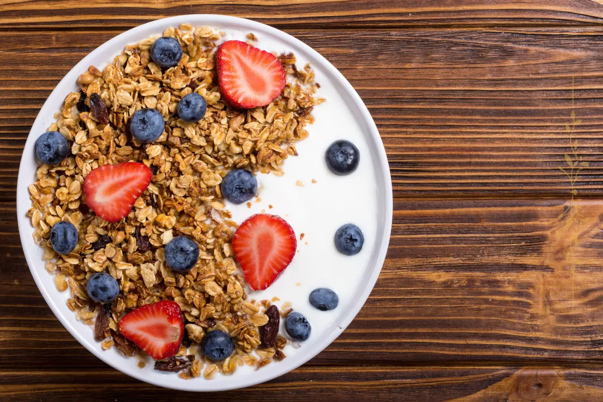 Iogurte com frutas e granola.