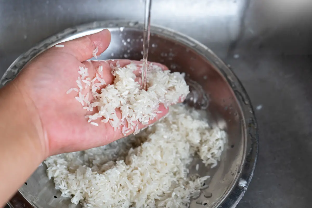 Arroz sendo lavado.