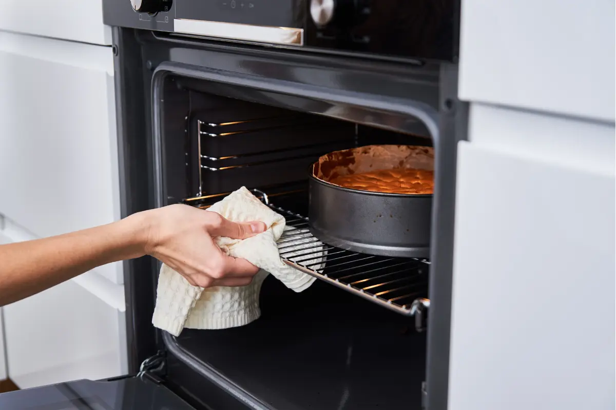 Bolo de cenoura no forno.