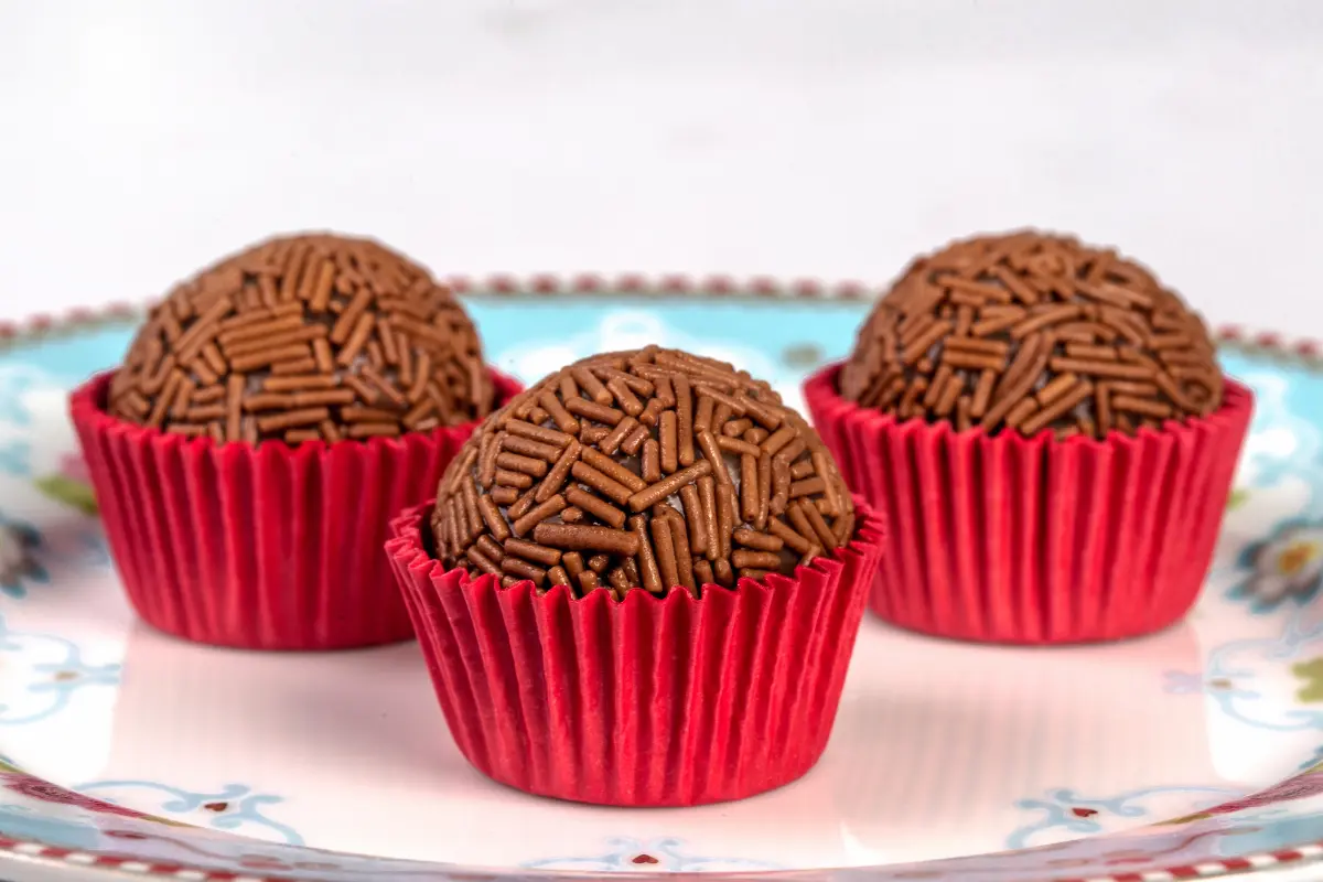 Brigadeiro feito com 3 ingredientes.