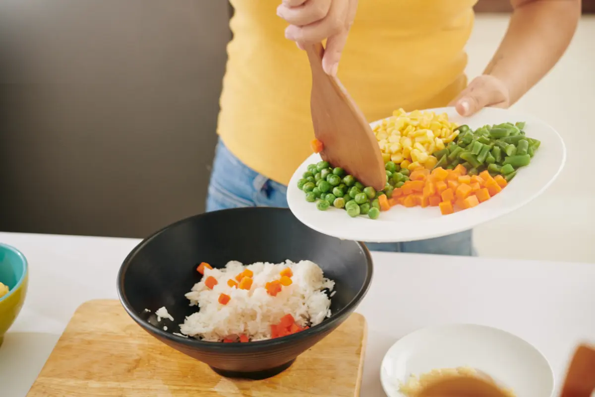 Caldo de legumes no arroz.