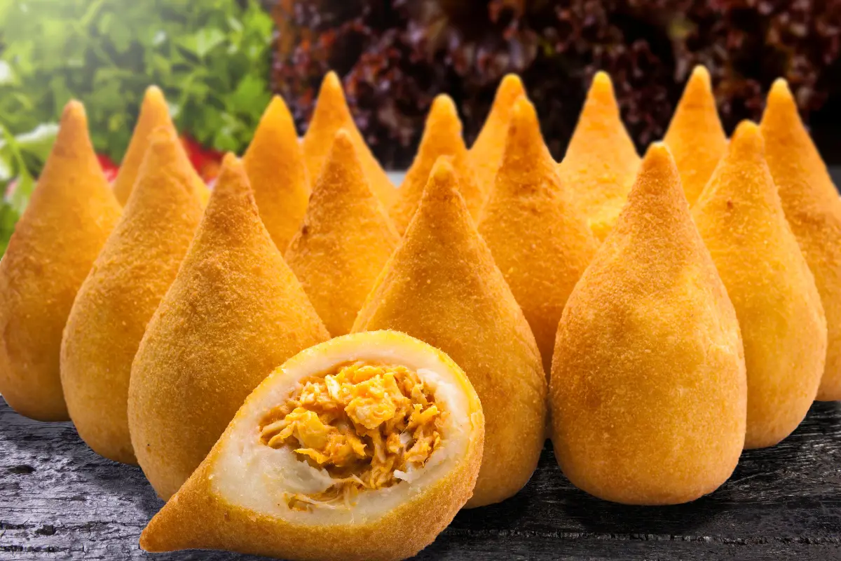 Coxinha frita, crocante e deliciosa.