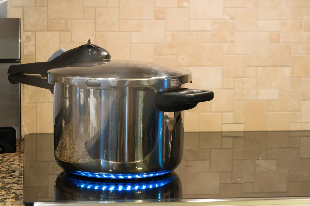 Cozinhando feijão na panela de pressão.