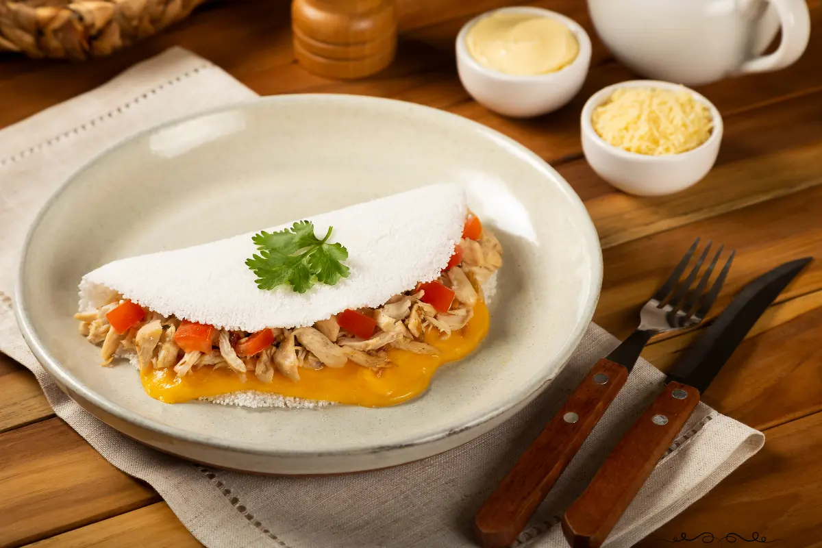 Uma crepioca saudável e saborosa, recheada com frango desfiado e creme de ricota.
