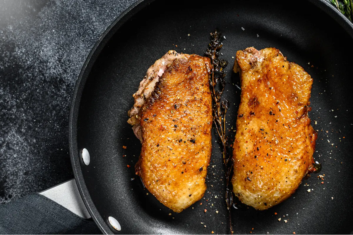 Frango grelhado na frigideira, pronto para a salada