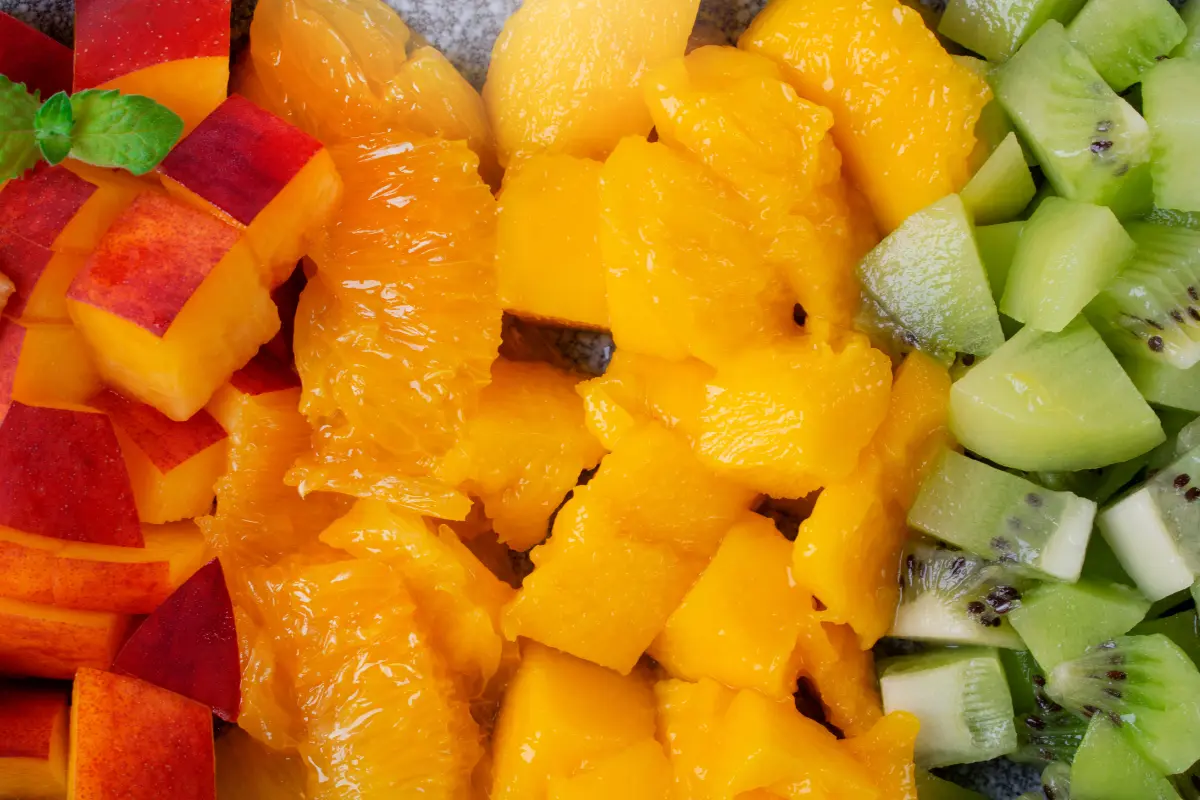Frutas frescas picadas.