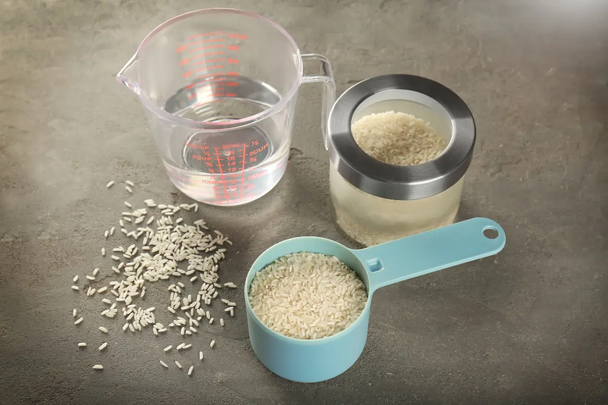 Medir a água para arroz.