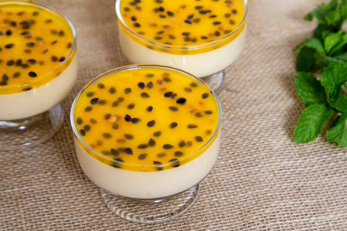 Mousse de maracujá com 3 ingredientes.