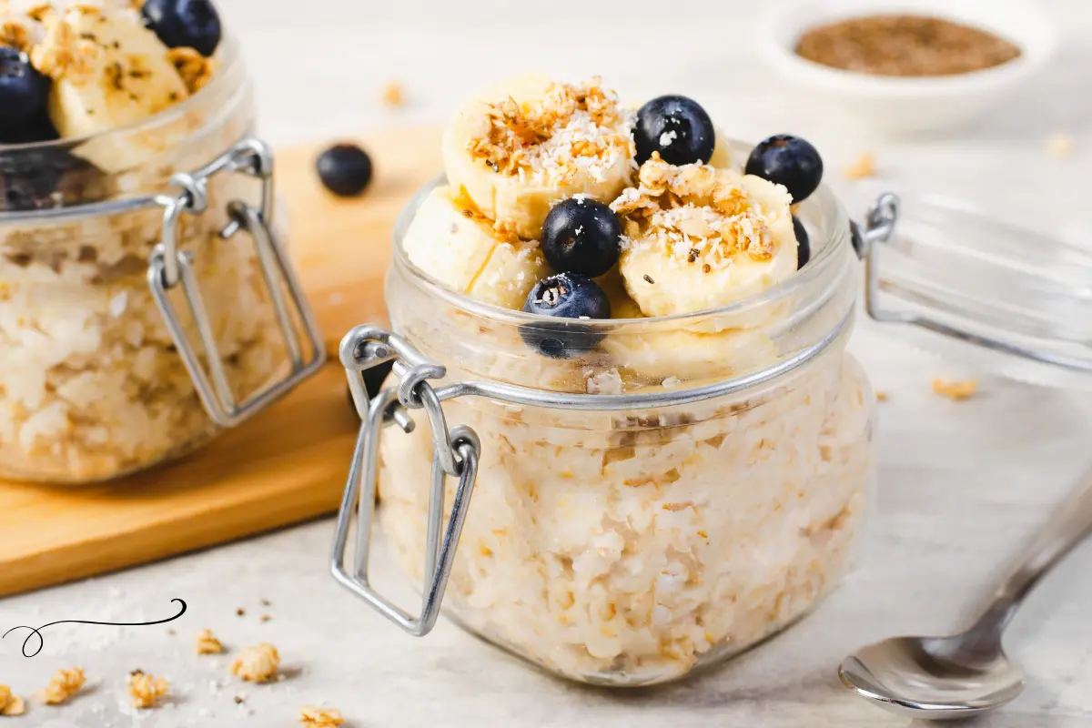 Overnight oats de cacau e banana, uma opção prática e deliciosa.