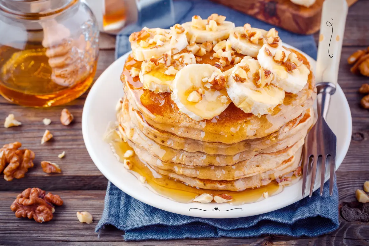 Panquecas de aveia e banana com mel.