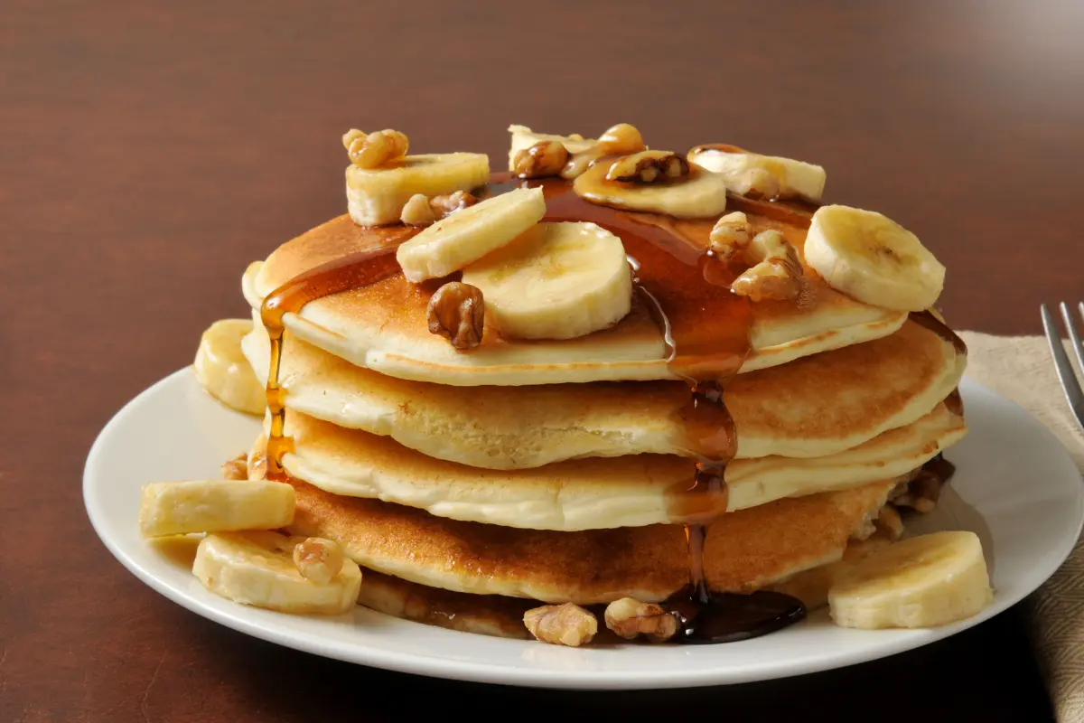 Panquecas fofinhas com frutas e mel.
