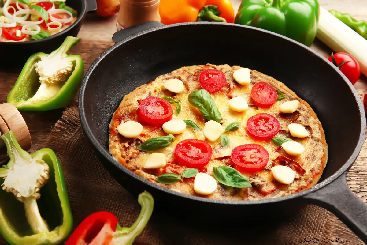 Uma pizza de frigideira saborosa, feita com tortilha, molho de tomate e queijo.