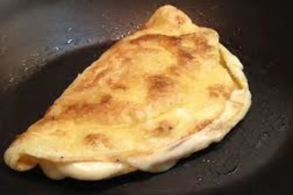 Queijo derretendo sobre a massa da crepioca.