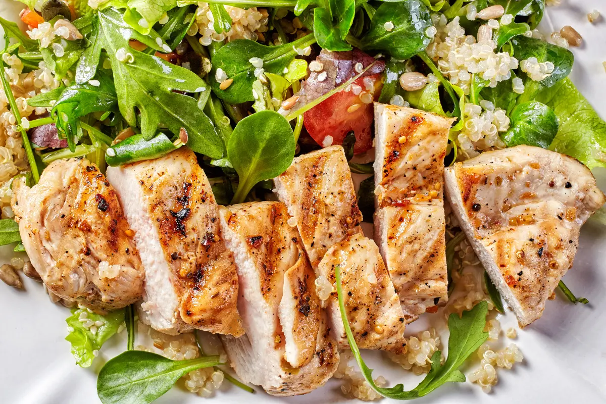 Salada de frango saudável e deliciosa, pronta para servir.
