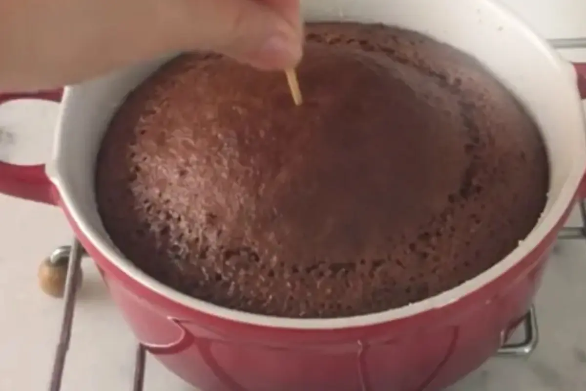 Teste do palito sendo realizado no bolo.