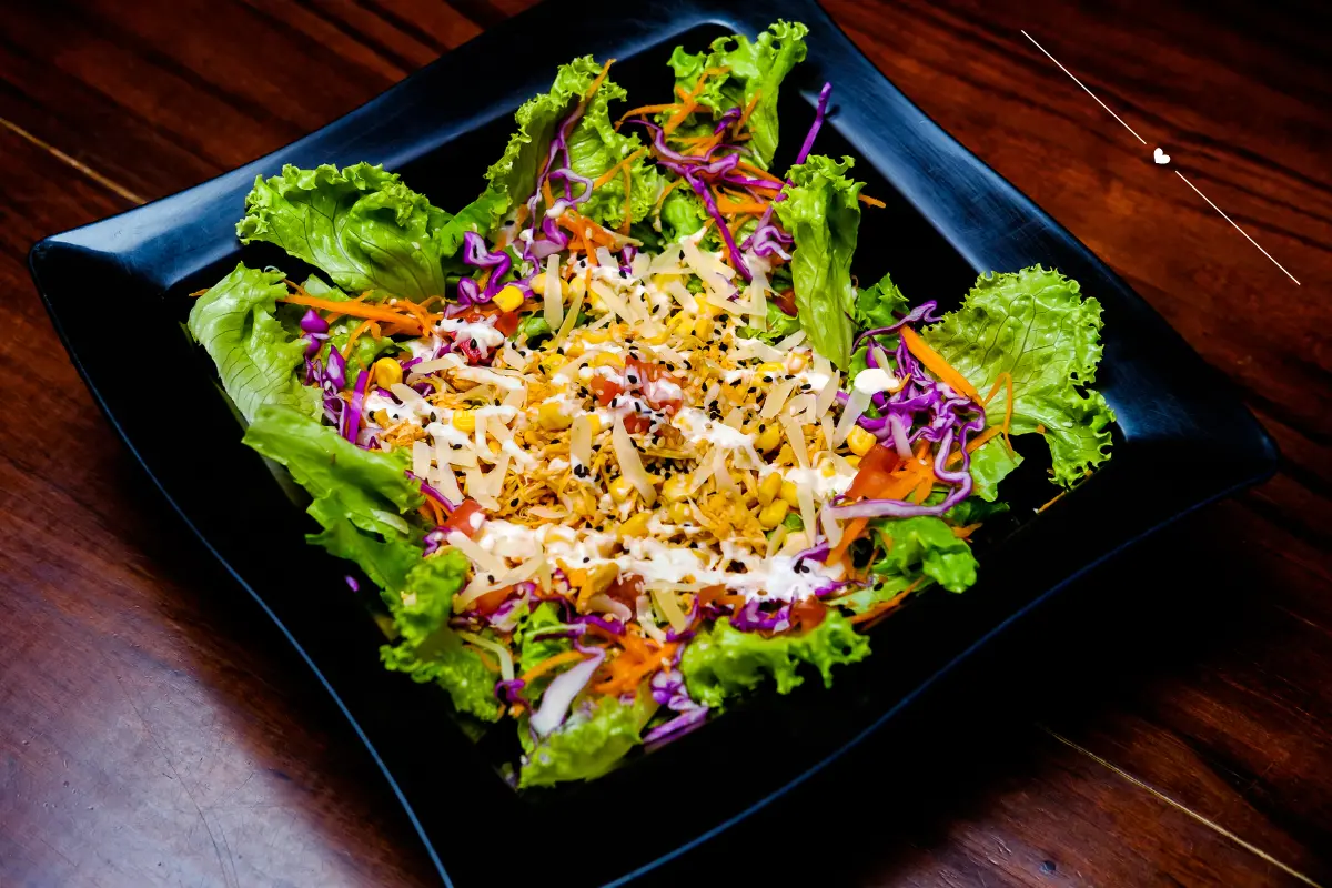Salada de frango desfiado, prática e nutritiva.