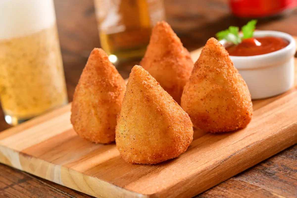 Variedades de coxinhas com diferentes recheios.