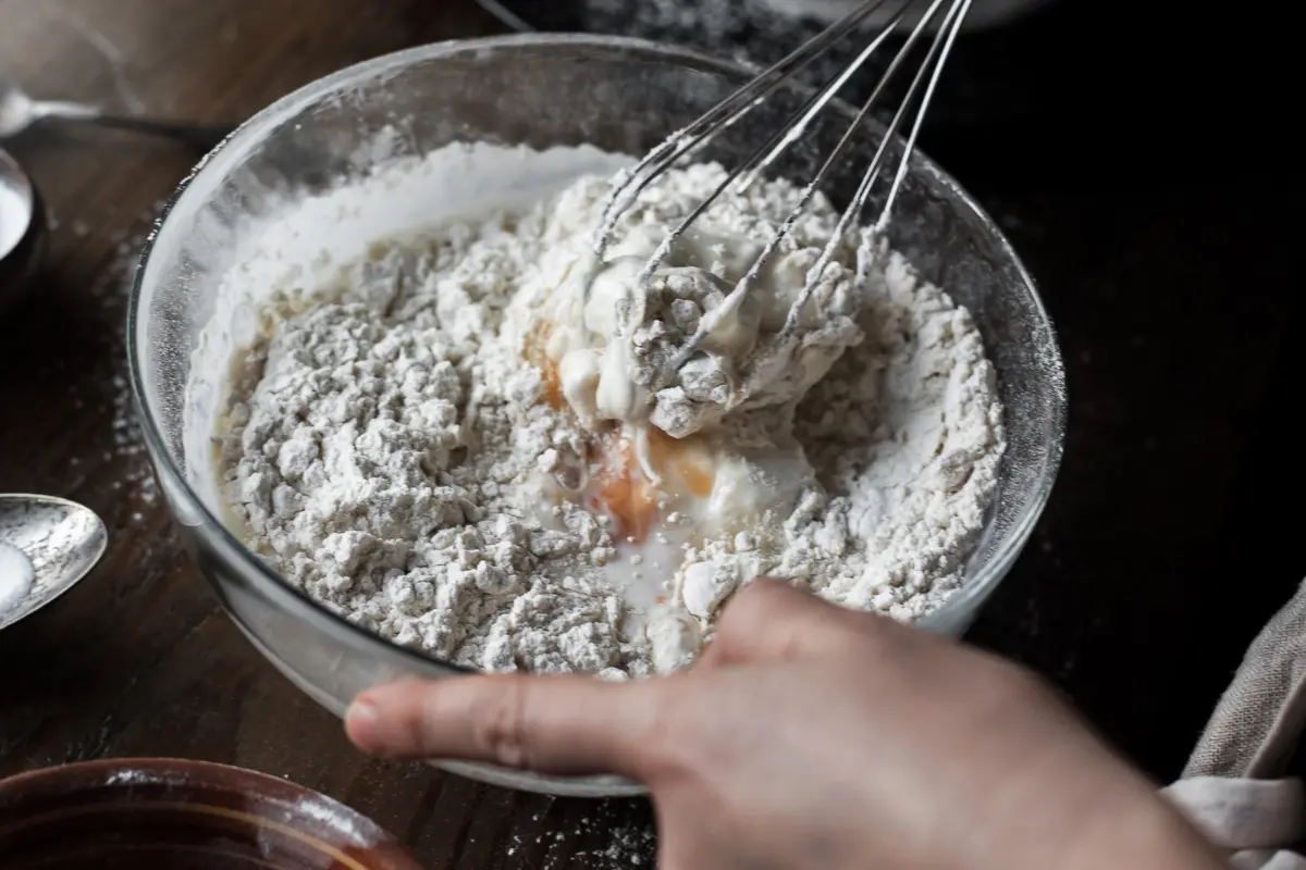 Mistura de ovos e tapioca para a crepioca.