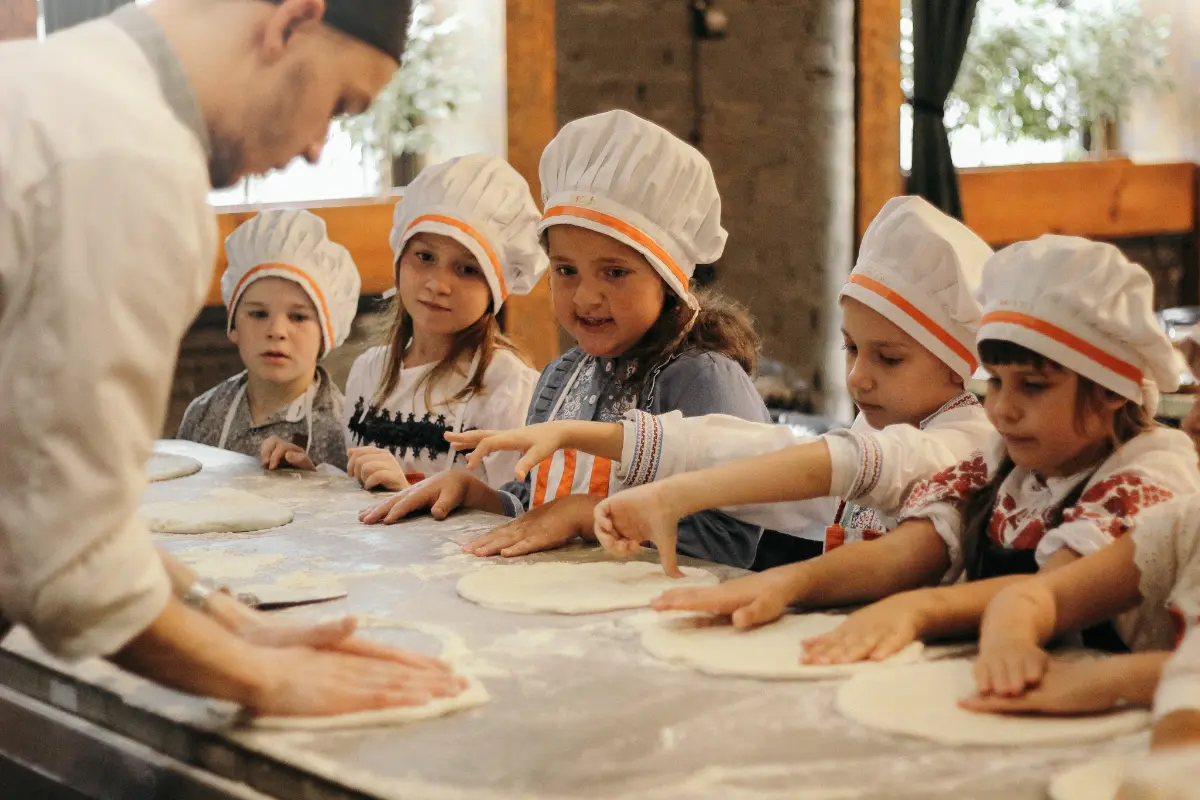 Preparando a massa para coxinhas.