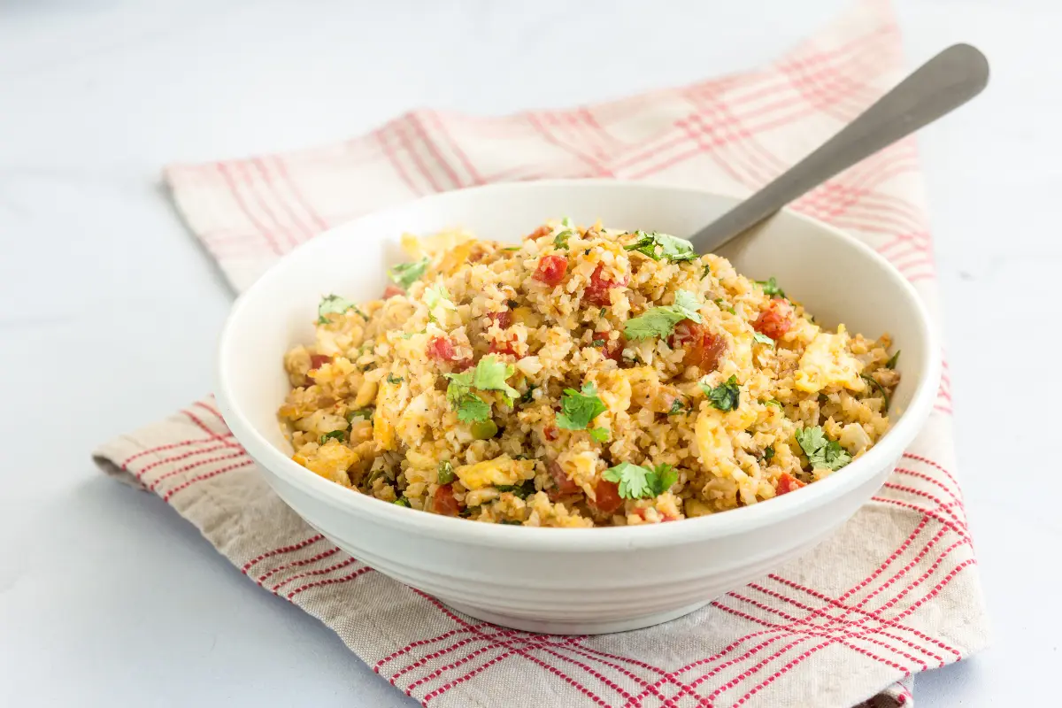 Arroz de couve-flor e legumes salteados, perfeitos para um jantar saudável.