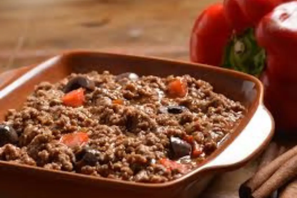 O que combina com carne moída no almoço? Carne moída refogada com temperos para um almoço saboroso.
