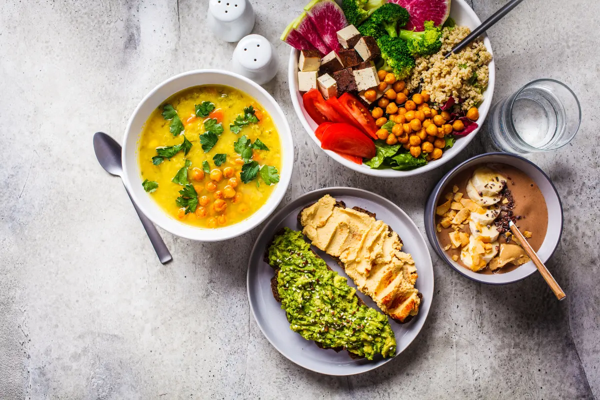 Alimentos frescos e saudáveis em uma dieta vegana. Foto: Reprodução / Canva Pro.