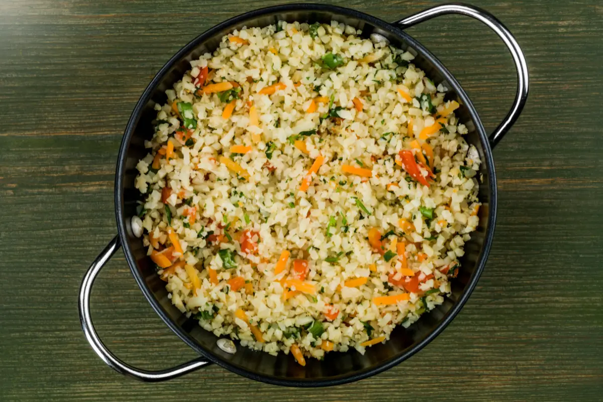 Arroz de Couve-Flor com Frango e Legumes.