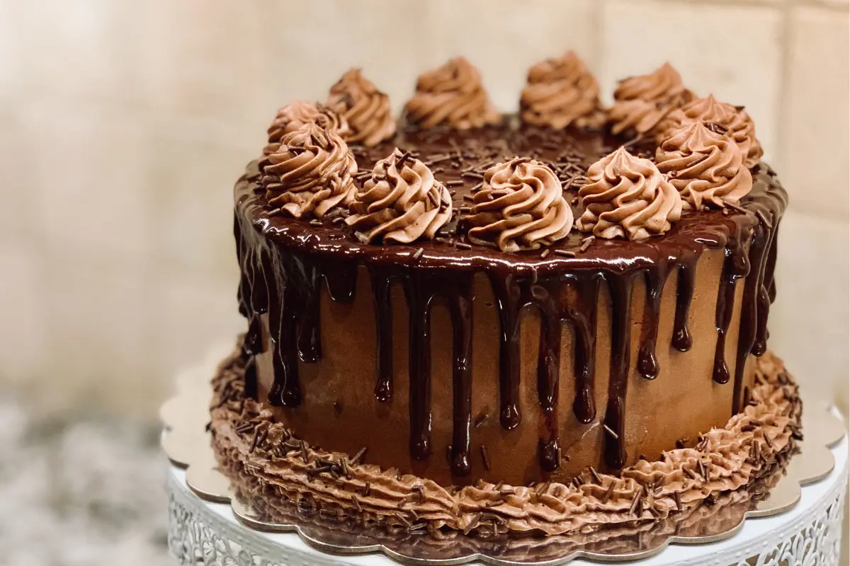 Bolo de chocolate delicioso e indulgente.
