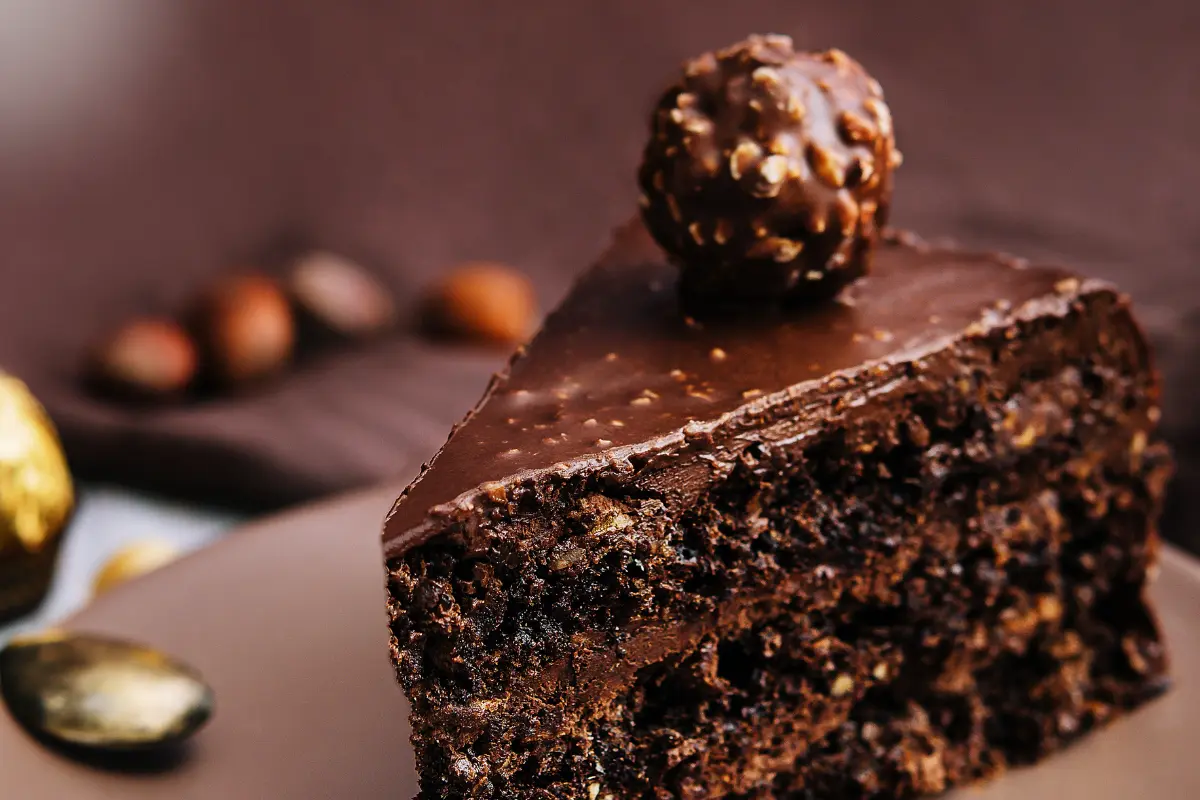 Bolo de chocolate perfeito decorado para servir.