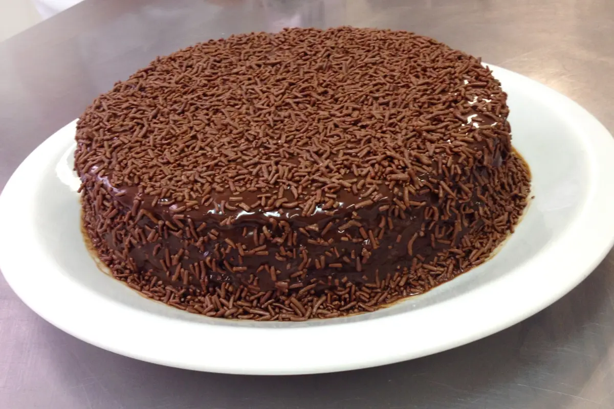 Bolo de chocolate rápido e prático.