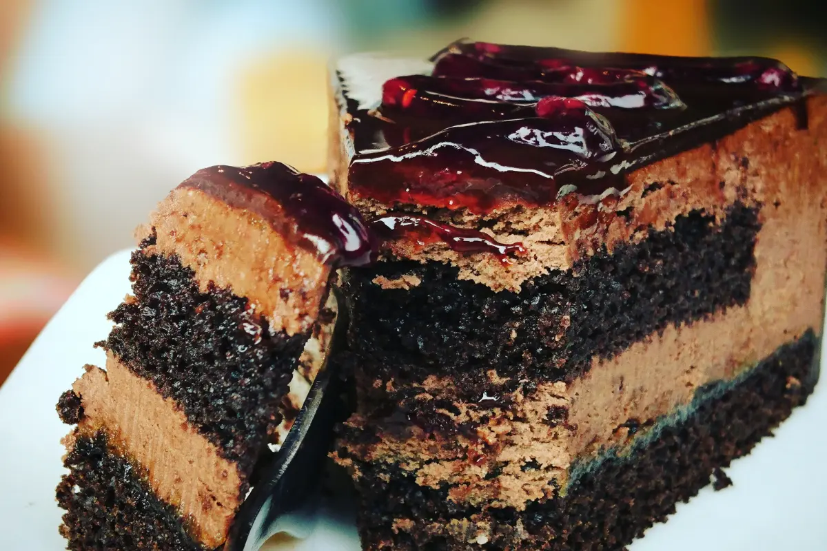 Bolo de chocolate úmido e saudável.