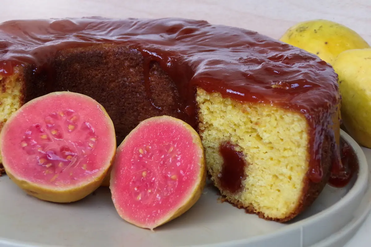 Bolo de fubá com pedaços de goiabada, perfeito para um lanche da tarde.