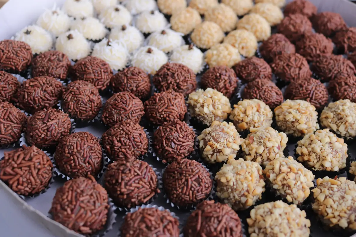 Brigadeiros coloridos prontos para deixar qualquer festa infantil mais especial, uma dica para quais são os doces que as crianças gostam.