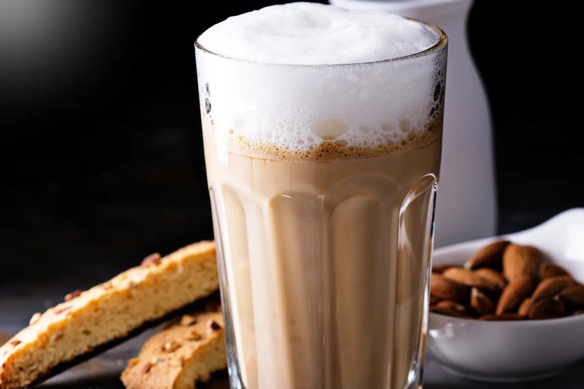 Café com leite de amêndoas.