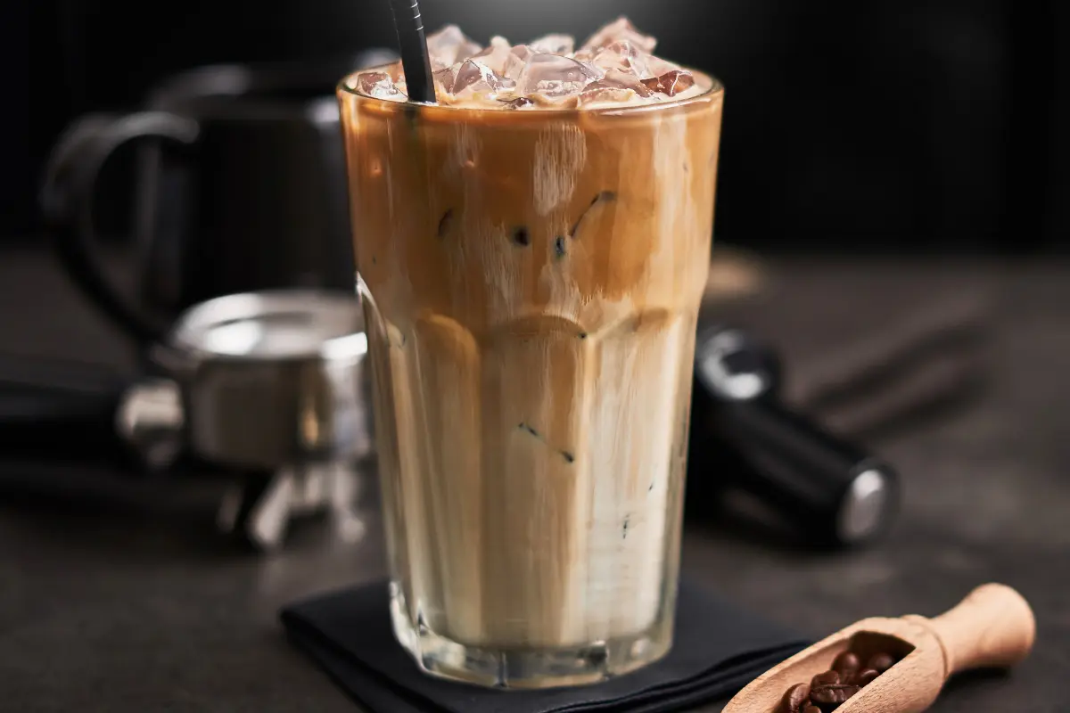 Café com leite vegetal e gelo.