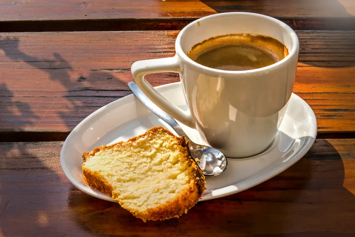 Café fumegante acompanhado de bolo de fubá caseiro. Uma dica de, o que combina para comer com café.