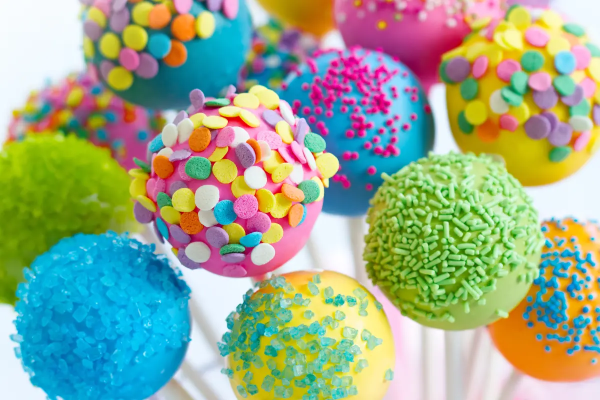Cake pops decorados, perfeitos para alegrar festas infantis.