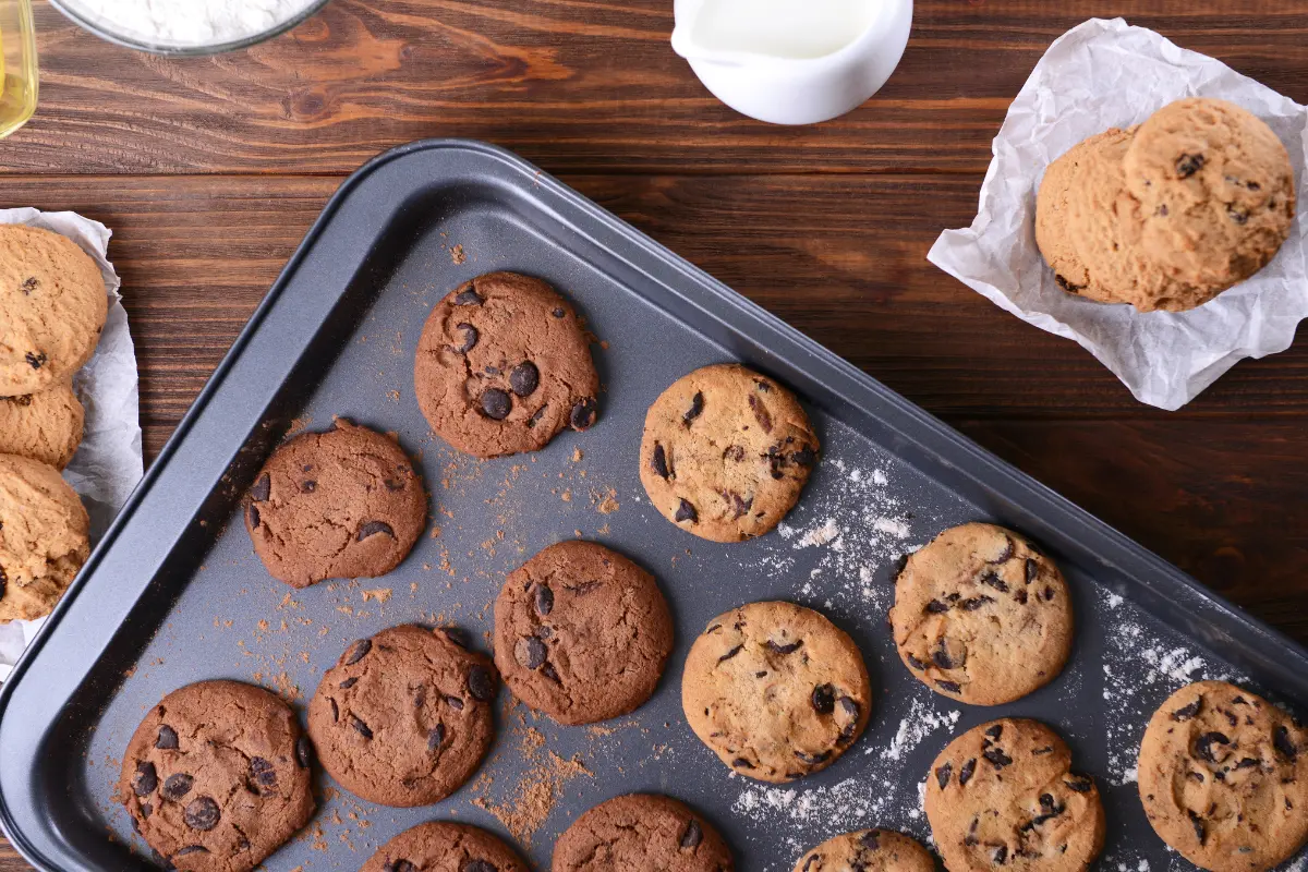 Cookies artesanais recém-assados, perfeitos para o café da tarde.