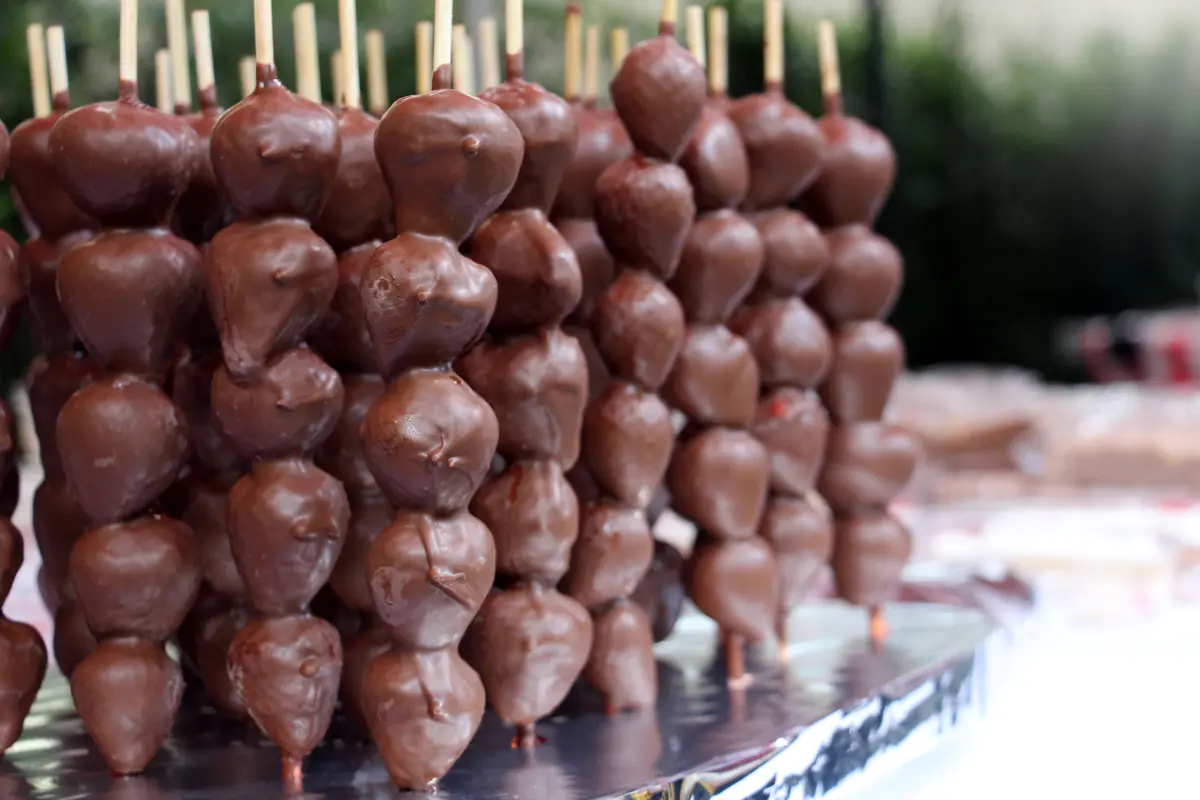 Espetinhos de frutas com chocolate, uma combinação divertida e deliciosa.