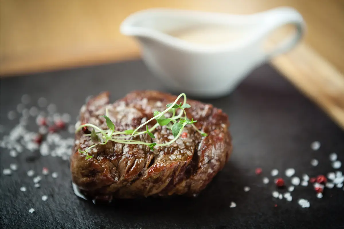 Qual a Carne Mais Indicada para Comer à Noite? Filé mignon grelhado com ervas frescas é uma opção leve e deliciosa para o jantar.