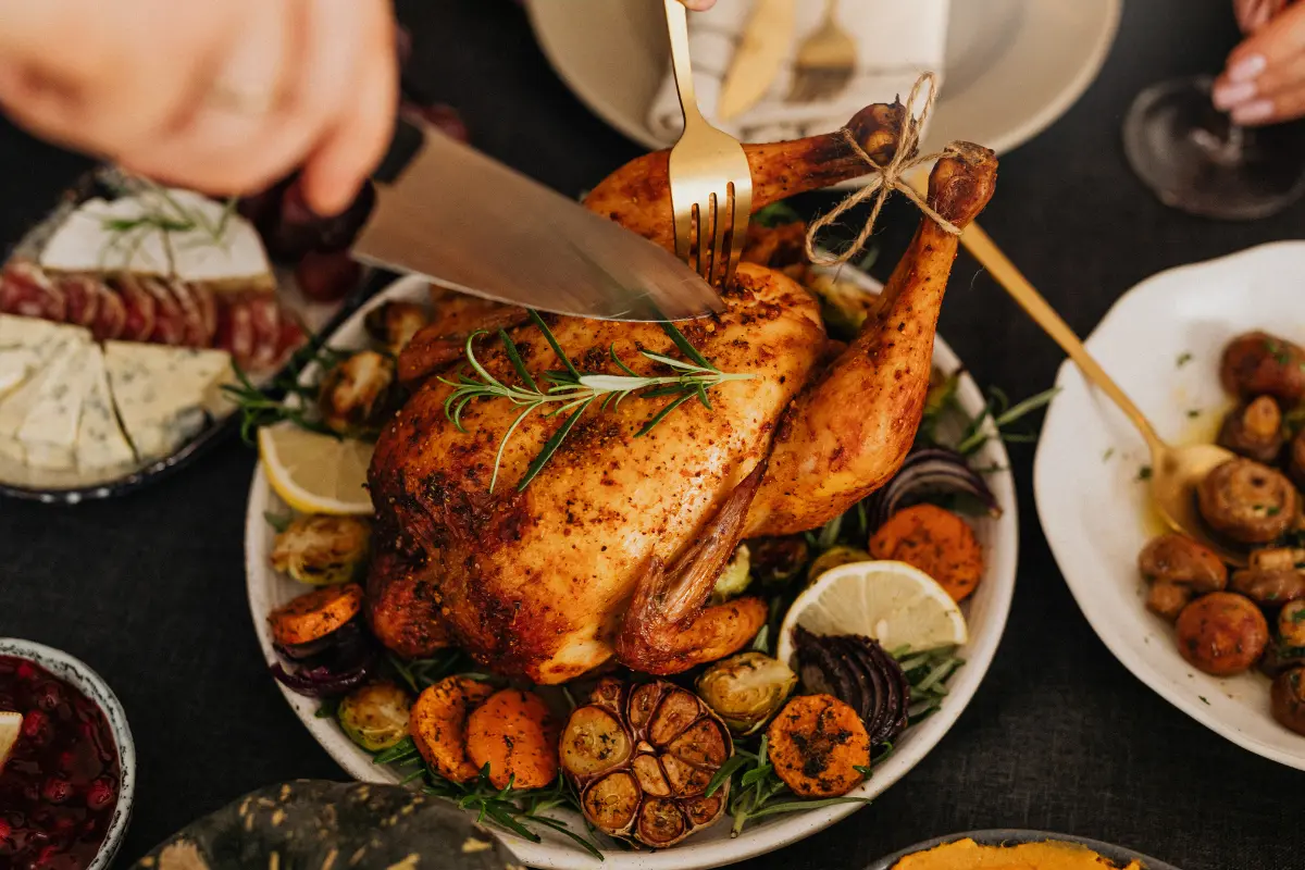 Frango assado dourado com limões e ervas, um clássico familiar.