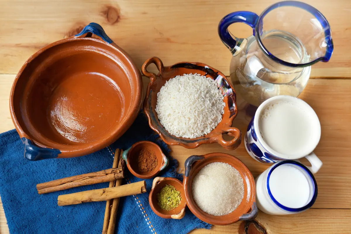 Ingredientes básicos para preparar um arroz doce delicioso.