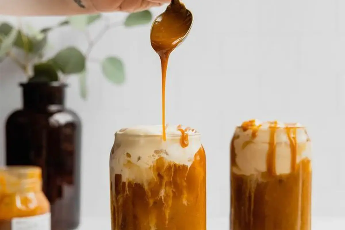 Latte macchiato com leite de aveia.