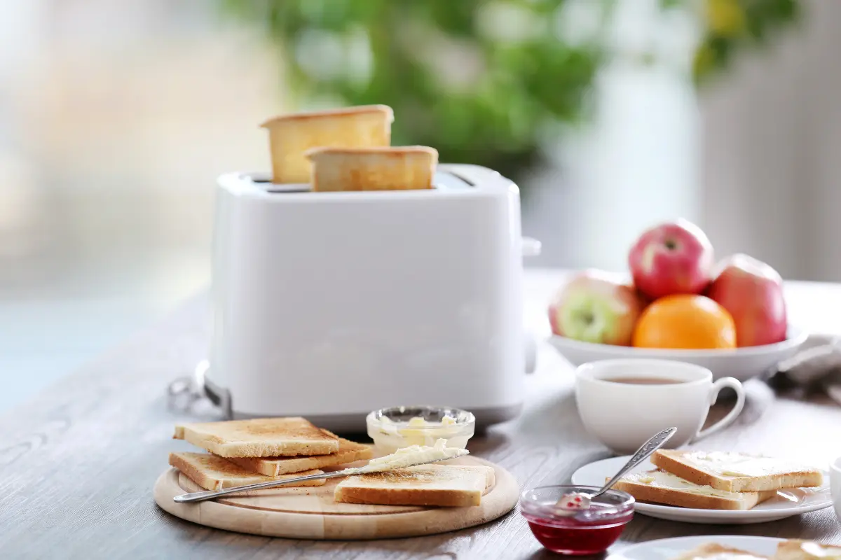 Mesa posta com café e acompanhamentos variados para diferentes momentos.