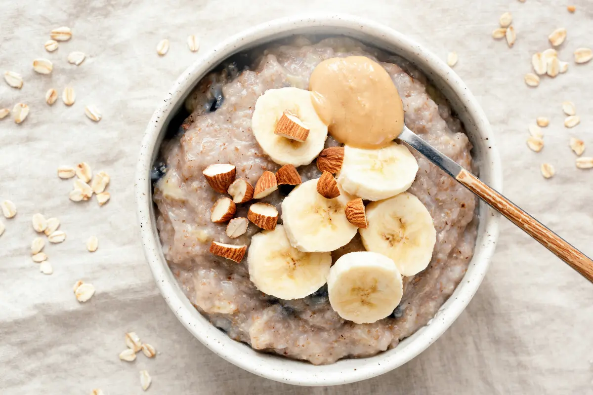 O Que Comer com Aveia no Café da Manhã? Resposta e mingau de aveia com frutas frescas, uma opção saudável e deliciosa para o café da manhã.