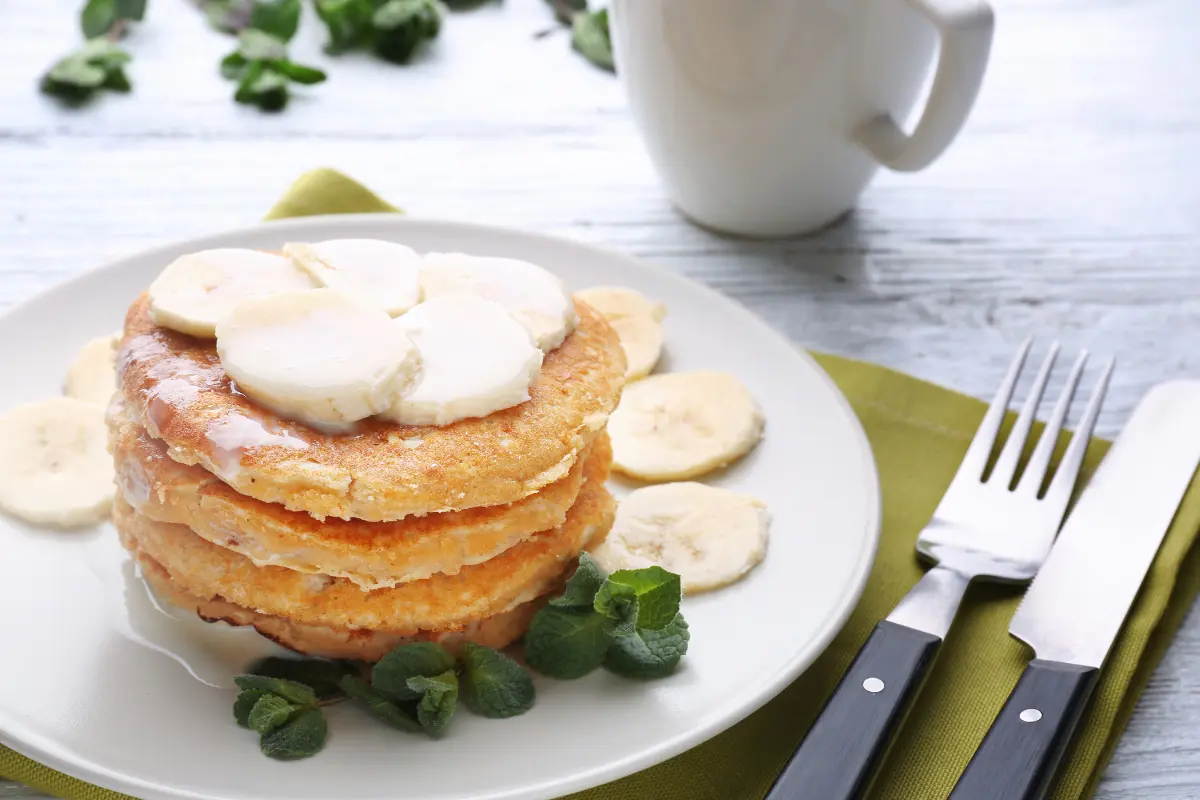 O que comer no café da manhã que não tem glúten? Receita fácil e irresistível de Panqueca de Banana.