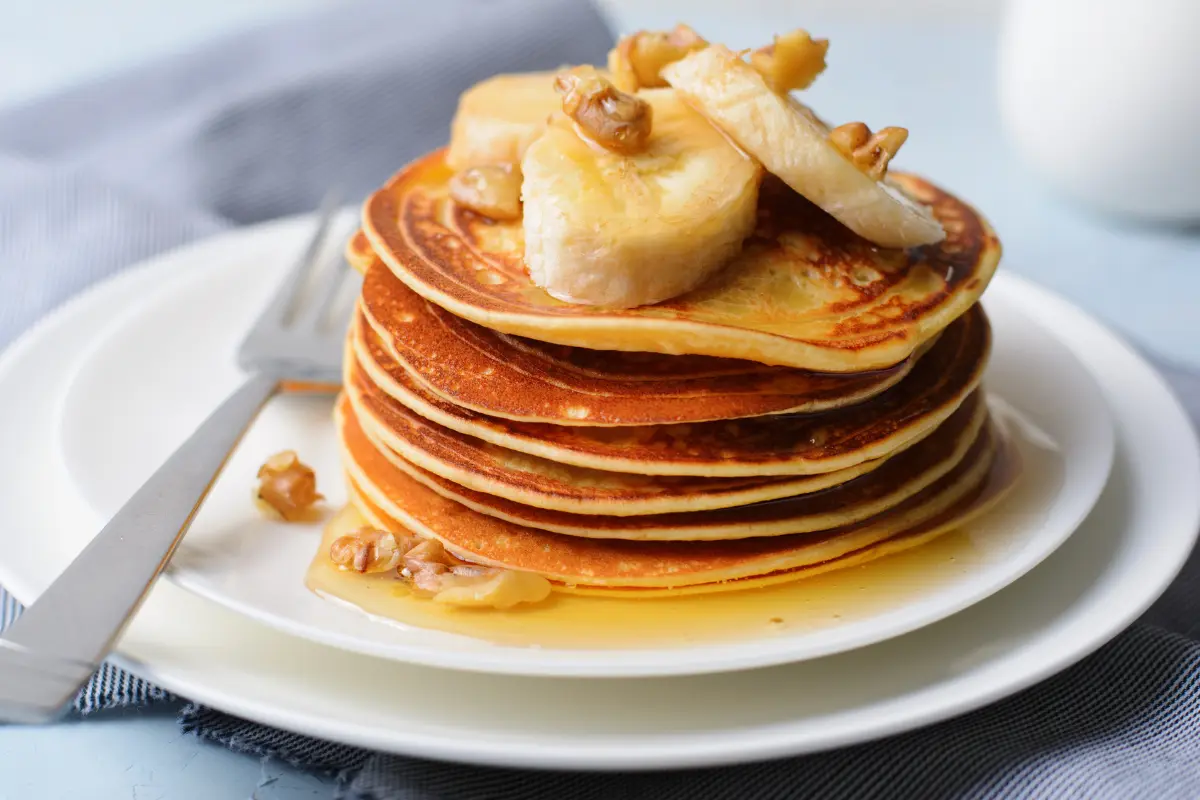 Panquecas de aveia com frutas frescas.