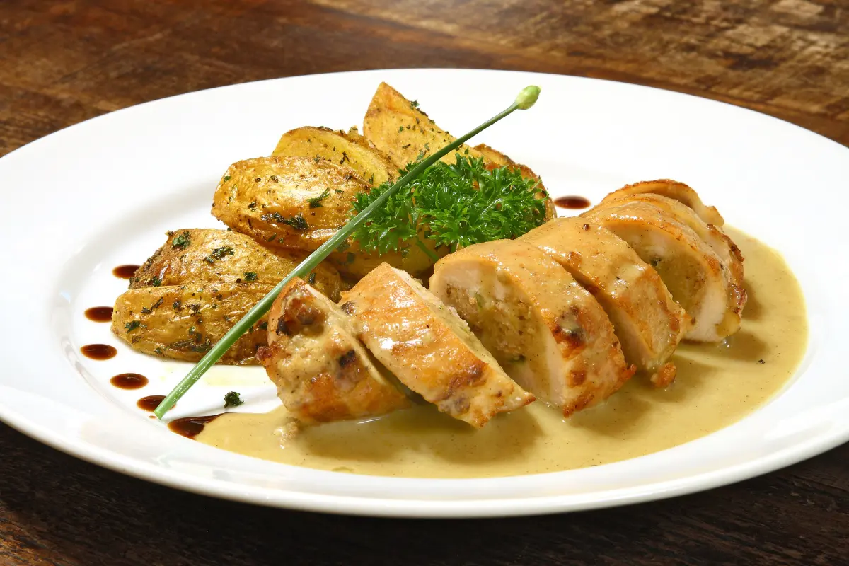Prato completo com filé de frango recheado.